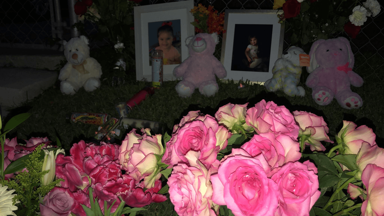 Con flores, velas, osos y juguetes, se despidieron de Kylie en el servicio de oración. Su abuela comenta que la familia necesita del apoyo de la comunidad para consejería.