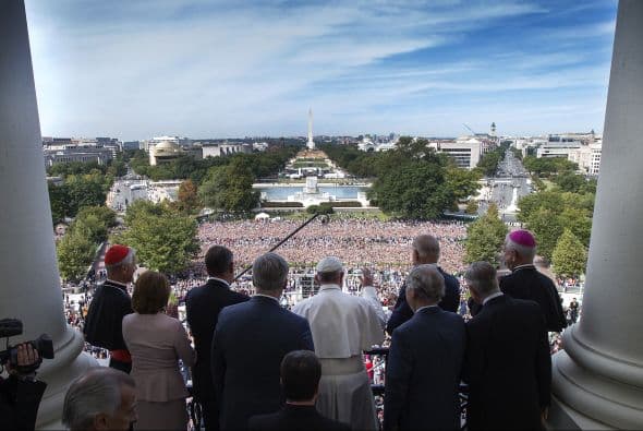 El pontífice saluda a la multitud desde el balcón de Capitolio de EEUU.