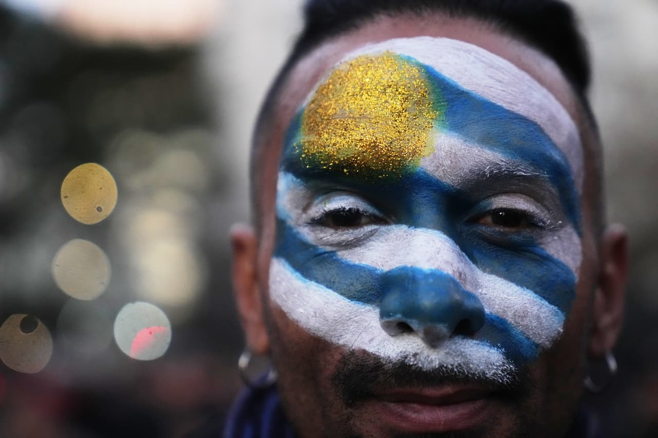 Un aficionado, con el rostro pintado con los colores nacionales de la selección uruguaya, asiste a una fiesta para ver el partido de la Copa Mundial contra Arabia Saudí, el 15 de junio de 2026, en Montevideo, Uruguay.