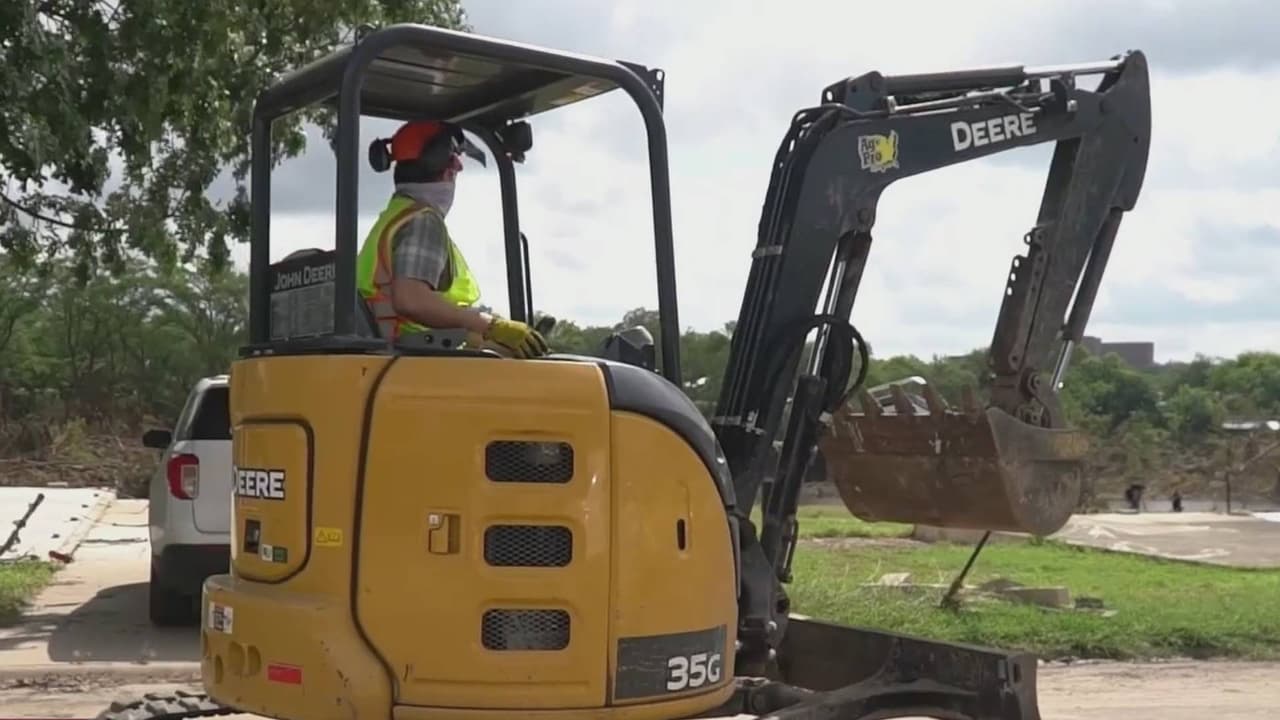 Llevó su excavadora hasta Kerr para apoyar búsqueda de una familia hispana desaparecida por la inundación