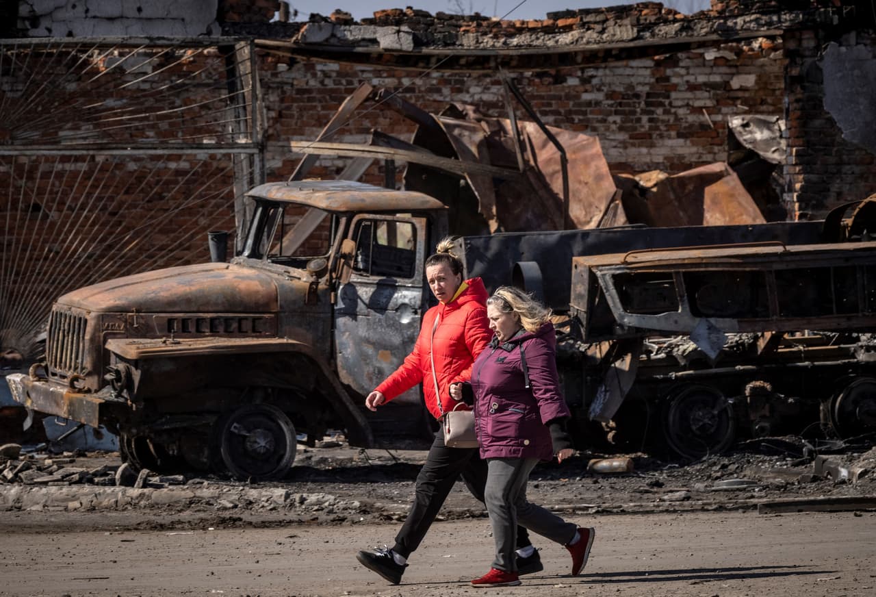 Los residentes de Trostianets caminan en las calles. El presidente 
<a href="https://www.univision.com/temas/volodymyr-zelensky">Volodymyr Zelensky</a> en un discurso este martes enfatizó que la situación sigue siendo tensa en el noreste de Ucrania alrededor de Jarcov, la ciudad más grande cercana a Trostianets.
<br>
<br>