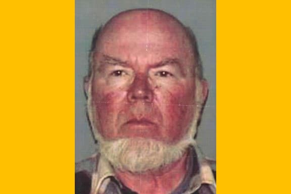 Eugene Palmer nació el 4 de abril de 1939 en Nueva York. Tiene 80 años. Fue agregado a la lista del FBI en mayo de 2019 por el presunto asesinato de su nuera el 24 de septiembre de 2012 en Stony Point, Nueva York. 
<br>Esperó a que su nuera llevara a sus dos hijos a un autobús escolar antes de dispararle tres veces con una escopeta cuando regresaba a su casa.