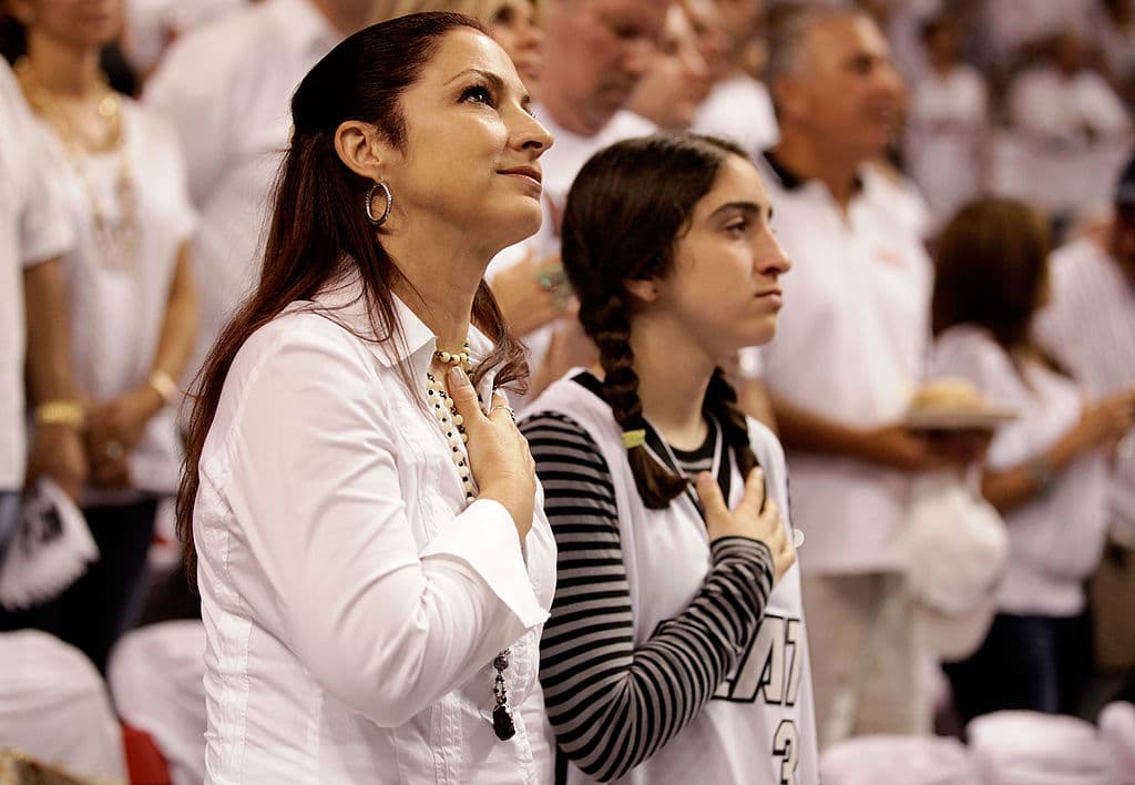 Amante de la ciudad que la acogió y lo que representa, aquí Gloria y su hija Emily Estefan en el juego cuatro de los 
<i>playoffs</i> de la NBA entre Chicago Bulls y Miami Heat (2013).