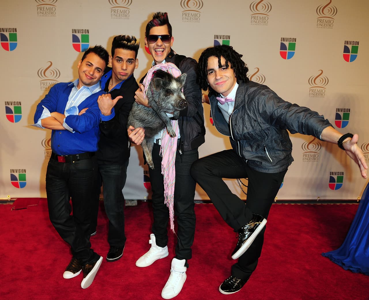 En 2010, los integrantes de Zone D'Tambora incluso llevaron una mascota muy peculiar a la alfombra: una cerdita con una pañoleta.