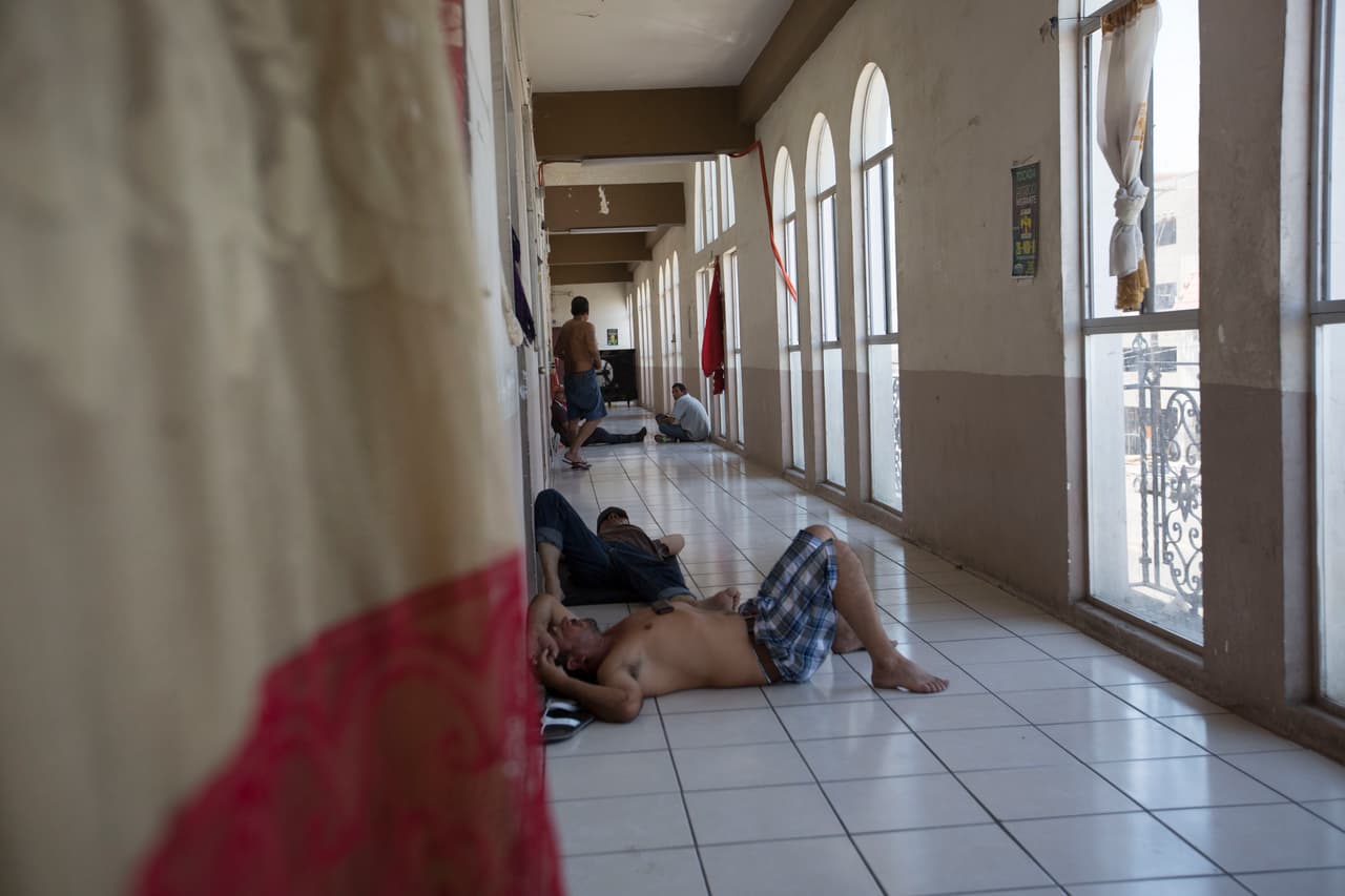 Para dormir en cualquier rincón del edificio, los migrantes tienen que pagar 30 pesos (1.5 dólares).
