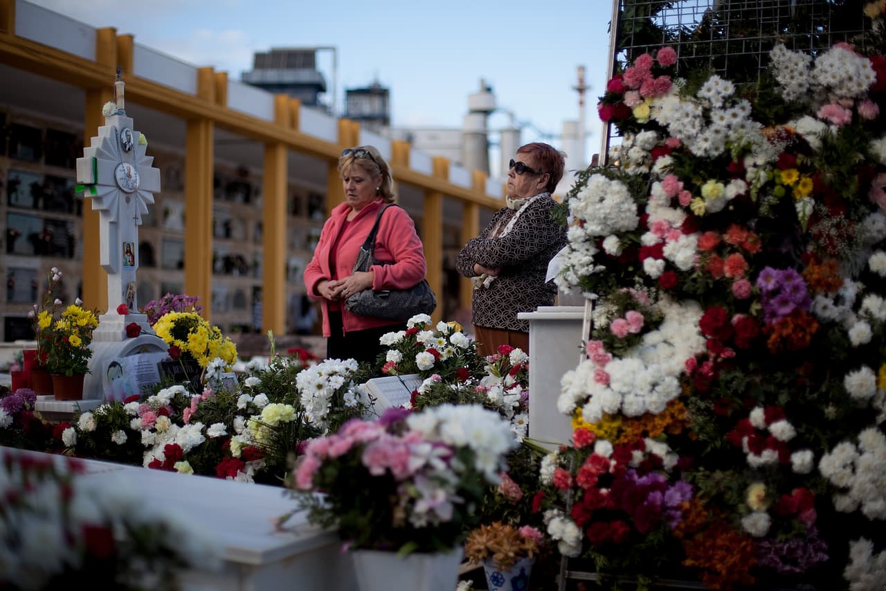 <b>‘Dia de todos los santos’</b>
<br>
<br>El 1 de noviembre la iglesia católica recuerda a todos los ‘santos’ anónimos y a los fallecidos en general. Su colorida celebración se convirtió en tradición en algunos lugares de Italia, Portugal y España, de dónde pasó a América Latina.
<br>
<br>En España se come dulces y en las distintas regiones la costumbre tiene diferencias. En Galicia, por ejemplo, se celebra el Samaín o Entroido (una tradición con influencia de la cultura celta), en el País Vasco se celebra el Gaztainerre y en Cataluña la Castañada, en la que las castañas son el alimento protagonista.
<br>