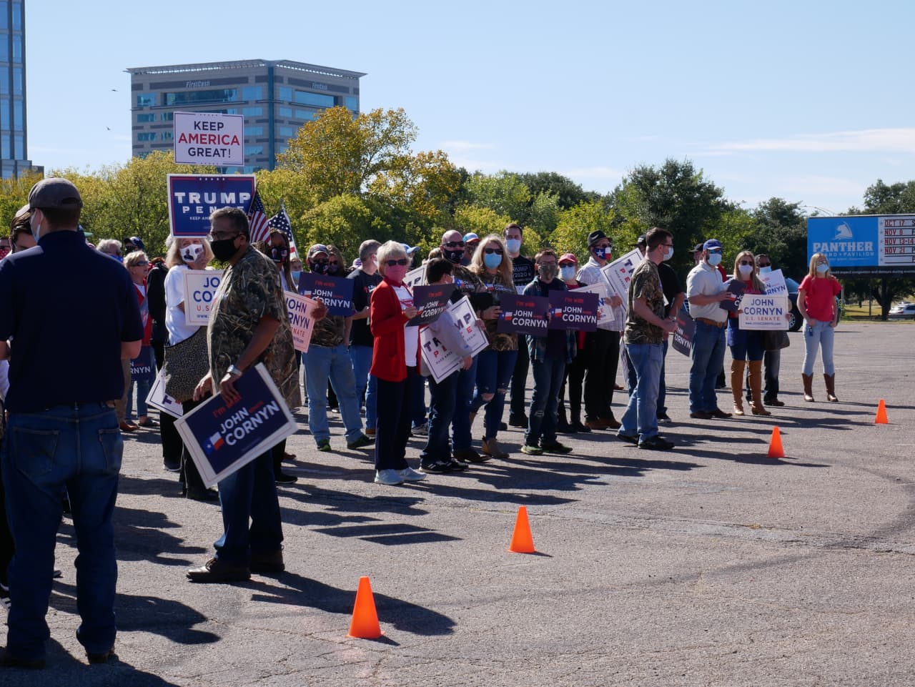 Varias personas se reunieron para apoyar al senador en su campaña.