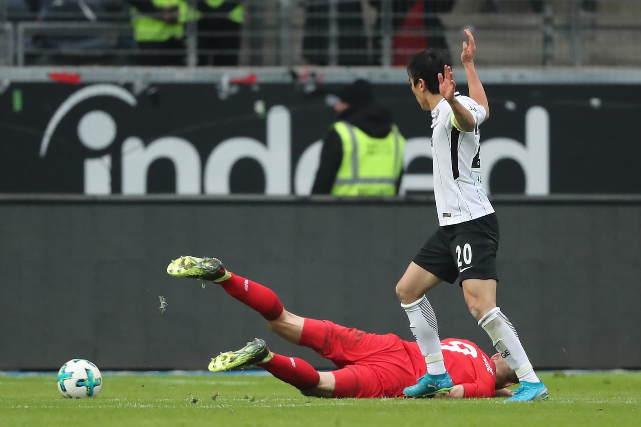 Penal a favor del Koln tras una clara falta de Makoto Hasebe sobre Simon Terrode adentró del área.