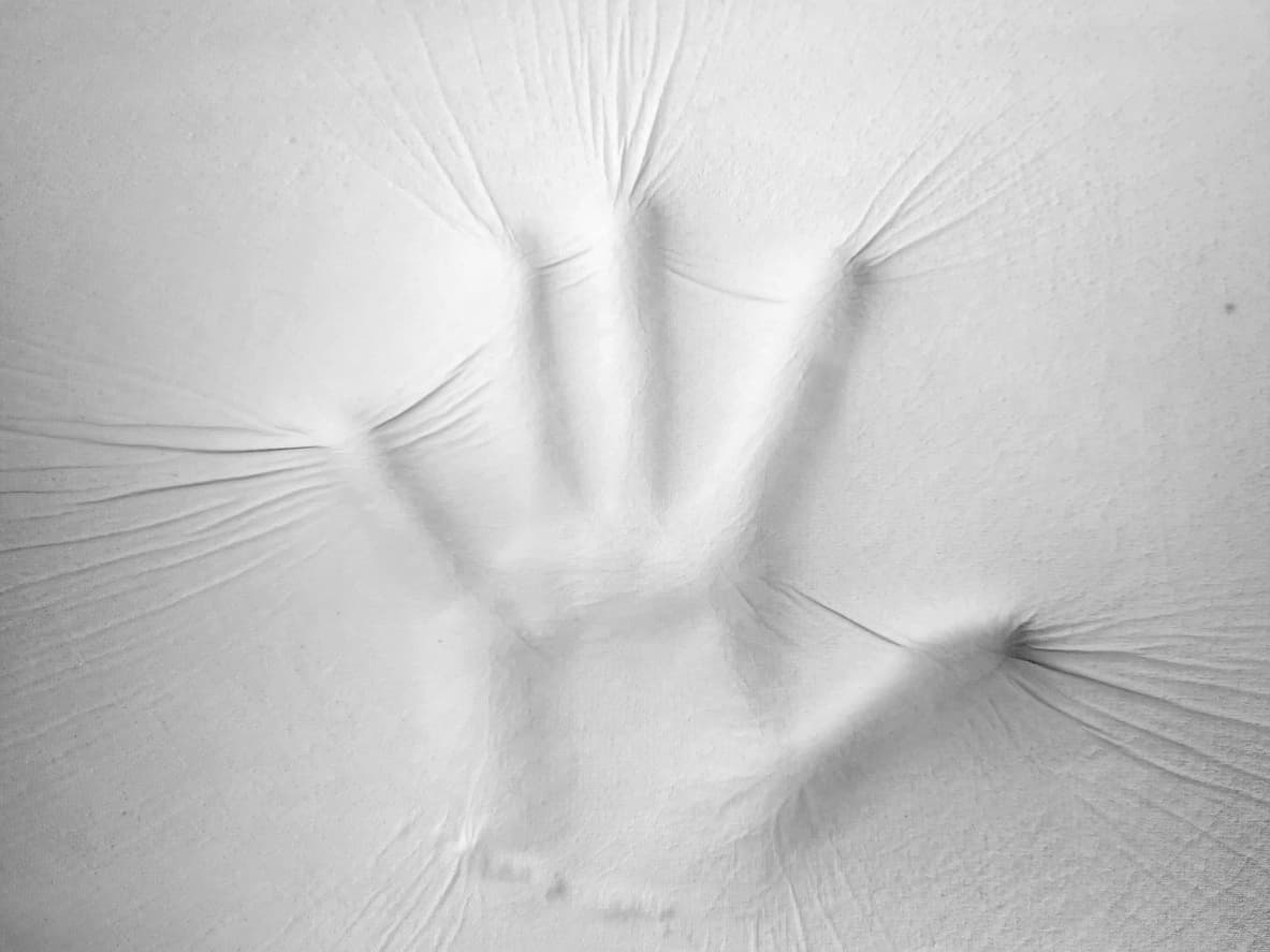 <b>Memory Foam (espuma con efecto de memoria, en español)</b>
<br>
<br>Su nombre original es espuma viscoelástica, un curioso material que se adapta suavemente a las partes del cuerpo. Es ampliamente utilizado en almohadas, colchones y otros artículos.
<br>
<br>
<a href="https://www.nasa.gov/offices/oct/40-years-of-nasa-spinoff/memory-foam"><u>Fue desarrollada por la NASA en 1987</u></a>, cuando buscaba una forma de mantener a los pilotos de prueba acolchados y cómodos durante las largas horas de trabajo.