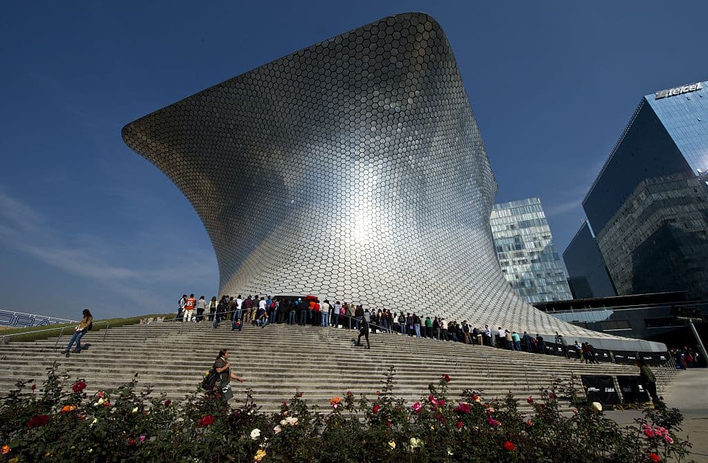 El 
<b>Museo Soumaya</b> que fue creado en México es uno de los símbolos de la capital del país y en él se pueden encontrar más de 64 mil obras de arte latinoamericano y trabajos de artistas europeos como Dalí, Diego Rivera o Picasso.