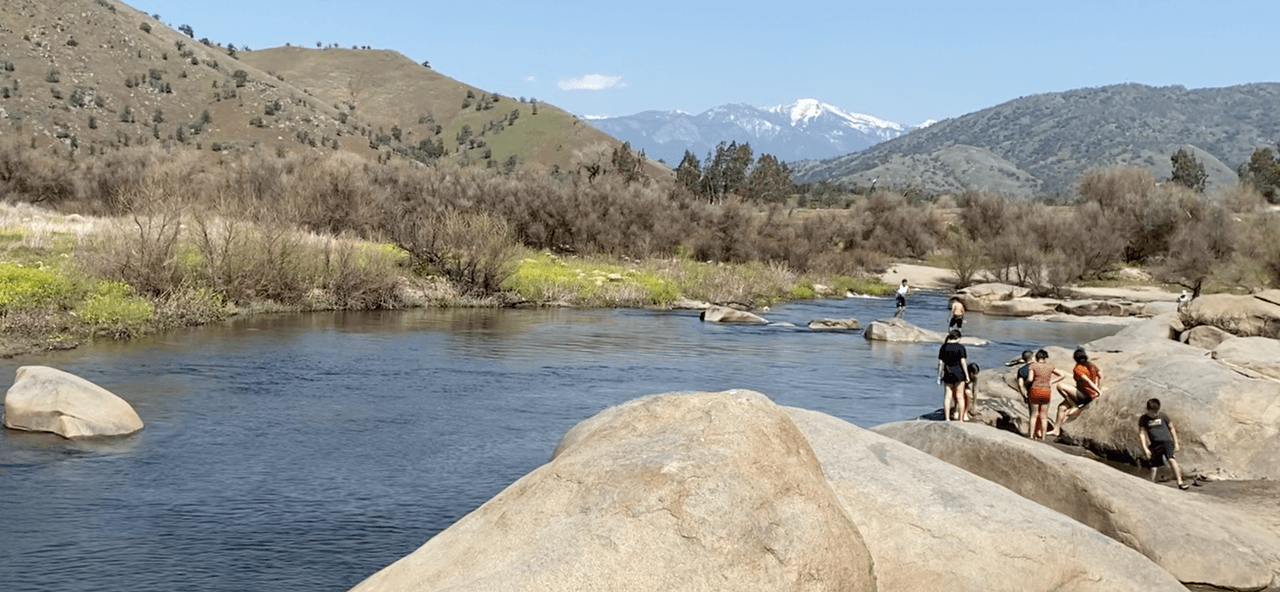 El río Kaweah es una alternativa ideal si buscas destinos vacacionales o de fin de semana y tras un año de limitaciones. Este destino está cerca de Los Ángeles y bien merece la pena el viaje por carretera en el que podrás disfrutar de las bellezas naturales de la zona sur de la Sierra de California.