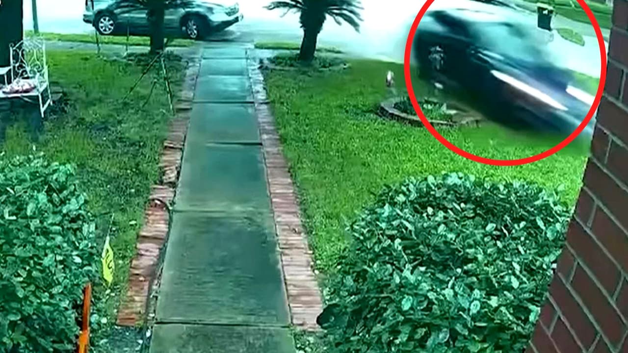 Video del momento exacto en que auto Tesla se estrella contra vivienda en Texas; una mujer de 76 años murió
