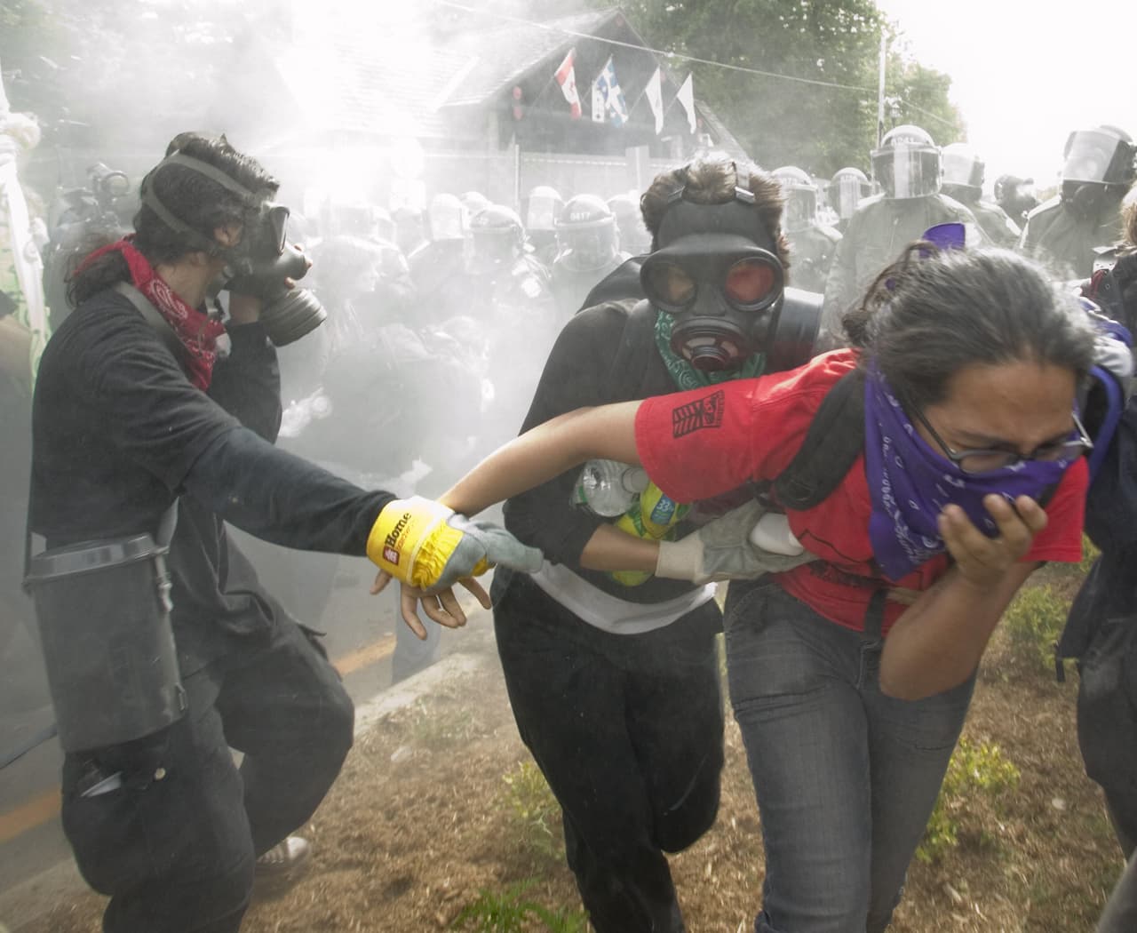 <b>Violencia en Canadá.</b> La tercera Cumbre de Líderes de América del Norte
<b> </b>fue en agosto de 2007, en Montebello, Canadá, y fue la primera del presidente mexicano Felipe Calderón. Cientos de manifestantes anti-globalización, ambientalistas y grupos de derechos civiles se unieron para oponerse a una mayor integración de Norteamérica.