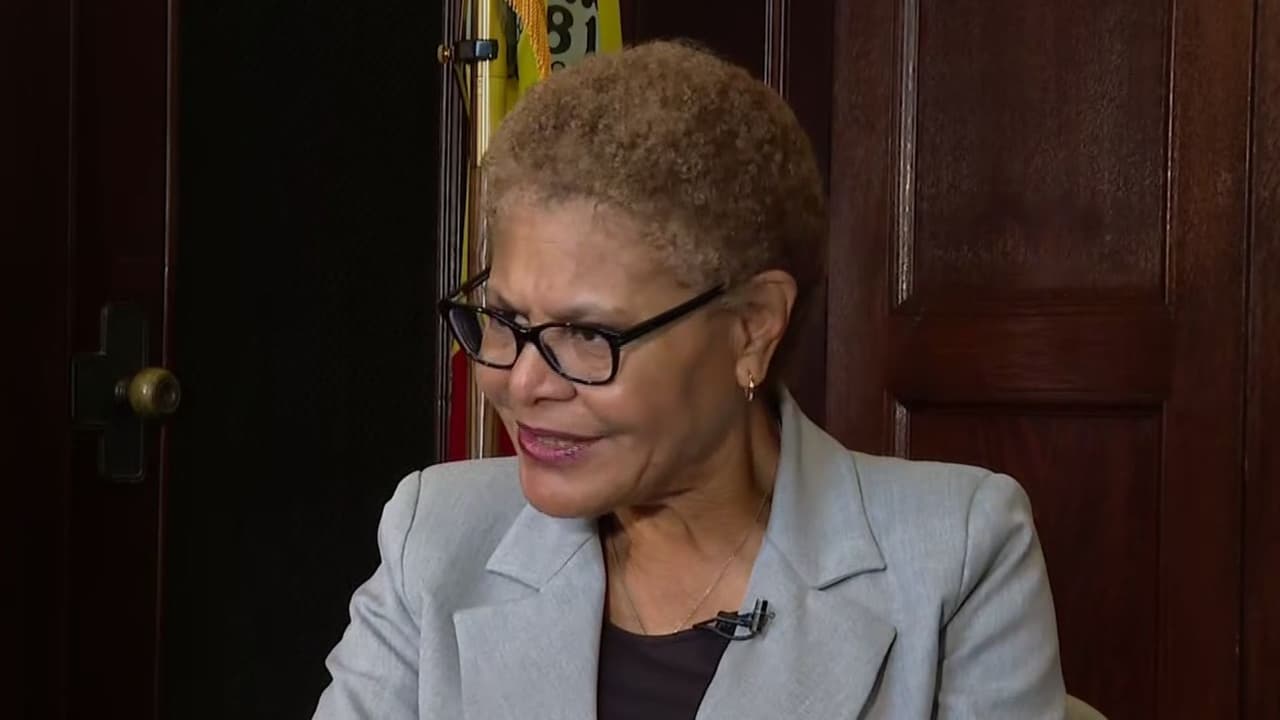 Karen Bass y Nithya Raman debaten sus propuestas para gobernar Los Ángeles