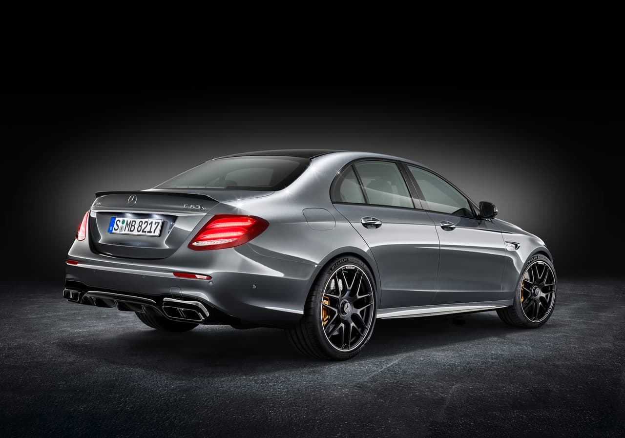 La parte trasera del Mercedes-AMG E63 2018 tiene un aspecto poderoso dominado por el aleron integrado a la tapa del maletero. El parachoques trasero cuenta con difusores de aire integrados en su parte inferior central y alojan las puntas cromadas de los cuatro tubos de escape.