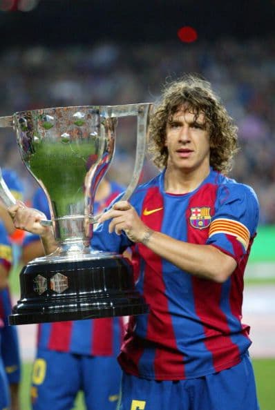 En el 2005 llegan los primeros títulos. Puyol, recién estrenado como capitán tras el retiro de Luis Enrique, levantó el trofeo de campeones de Liga de la temporada 2004-05.