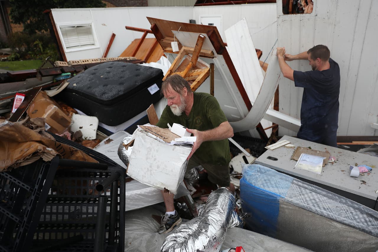<b>31 sistemas tormentosos destructivos en el Atlántico.</b> Un residente de Lake Charles, Louisiana, revisa los escombros de su hogar devastado por el huracán Laura el 28 de agosto. Este fue uno de los cinco sistemas de tormenta que golpeó el sur de EEUU en 2020 (tres de ellos con fuerza de huracán).