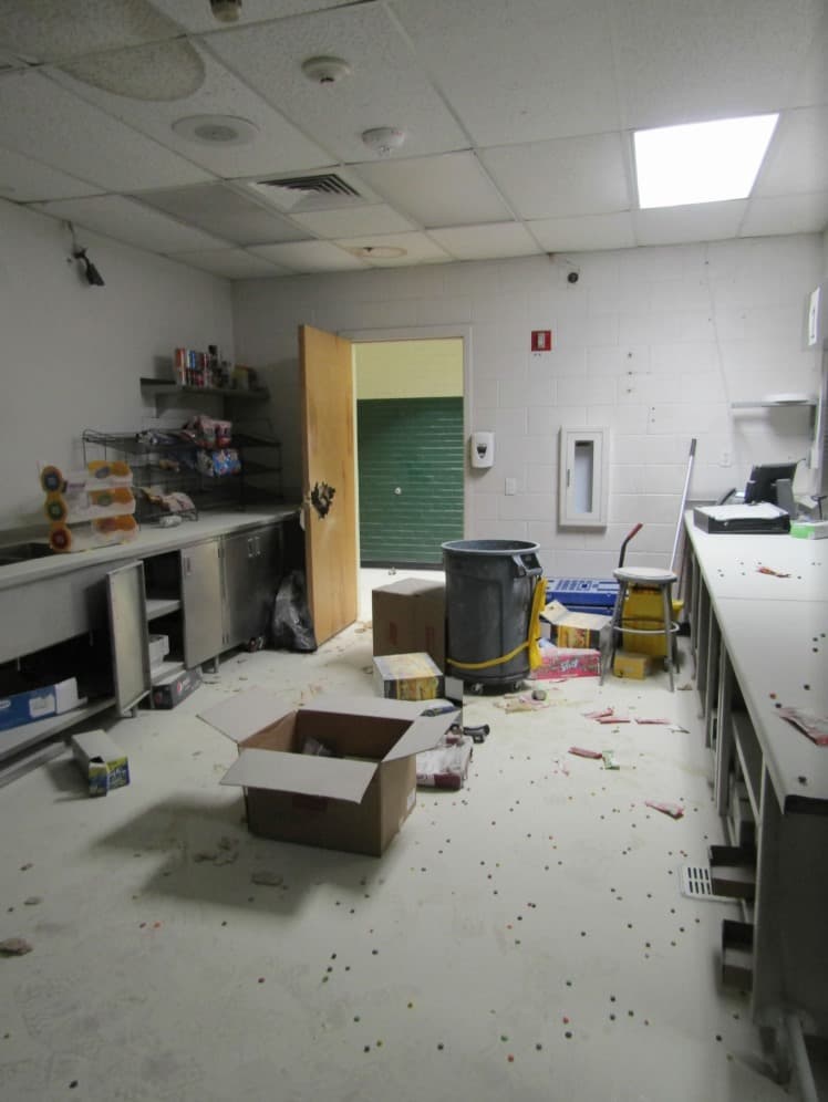 Un adolecente de 15 y dos de 16 años irrumpieron en la escuela Sunnyslope el mes pasado, dañando las aulas, los vestuarios y el gimnasio. 
<br>