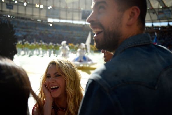 Shakira, con su pareja Gerard Piqué, con la ceremonia de clausura como fondo.