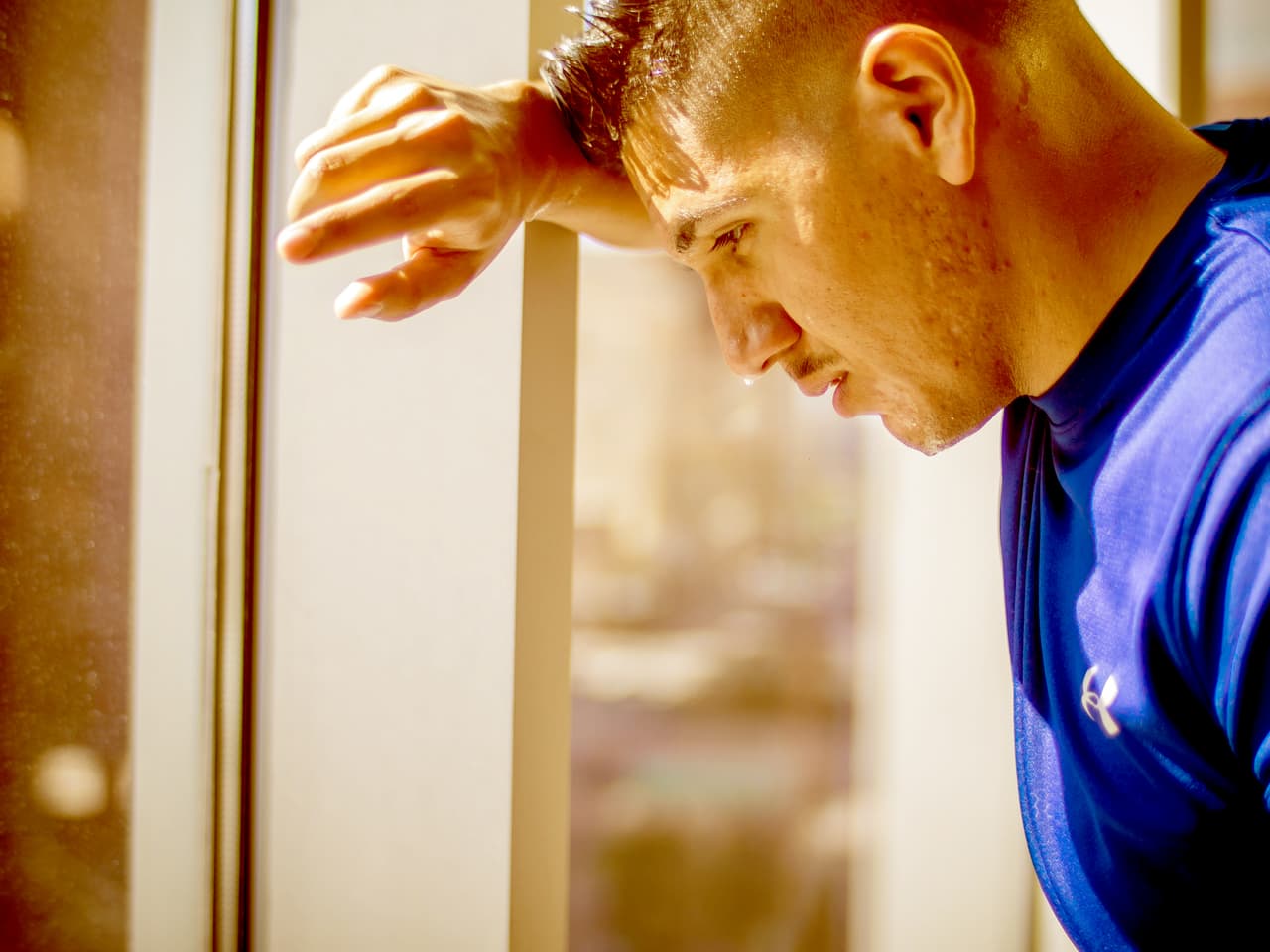 <ul>
 <li style="font-family: Helvetica, Arial, sans-serif; margin-bottom: 12px; line-height: 1.4em;"><b>Alteración del estado mental o del comportamiento.</b> El golpe de calor puede provocar confusión, agitación, problemas de dicción, irritabilidad, delirio, convulsiones y coma.</li>
 <li style="font-family: Helvetica, Arial, sans-serif; margin-bottom: 12px; line-height: 1.4em;"><b>Alteración en la sudoración.</b> En el golpe de calor provocado por el clima caluroso, la piel se sentirá caliente y seca al tacto. Sin embargo, en el golpe de calor producido por el ejercicio extenuante, la piel puede sentirse seca o ligeramente húmeda.</li>
</ul>