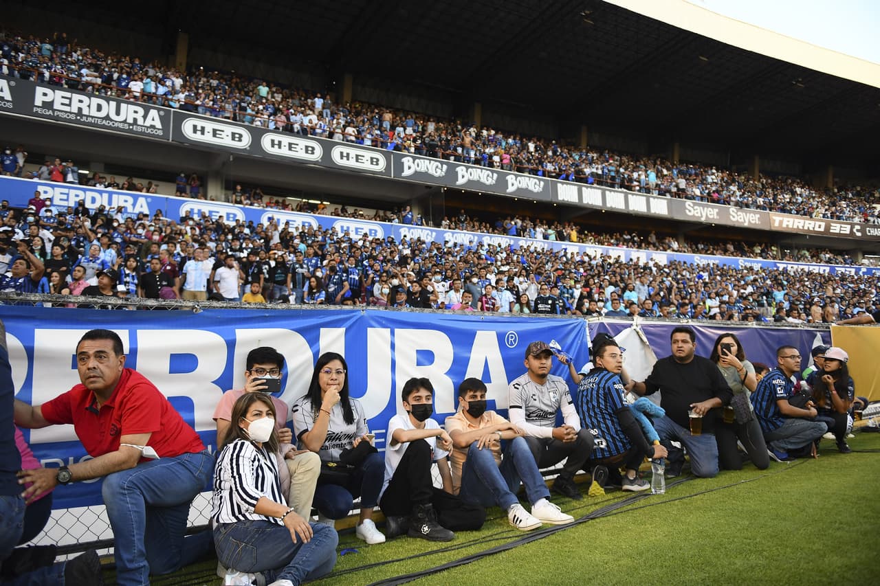 Corría el minuto 60 del partido entre Atlas y Querétaro cuando la violencia se desató en la tribuna, aficionados invadieron la cancha y luego las barras hicieron lo propio en penosas imágenes.