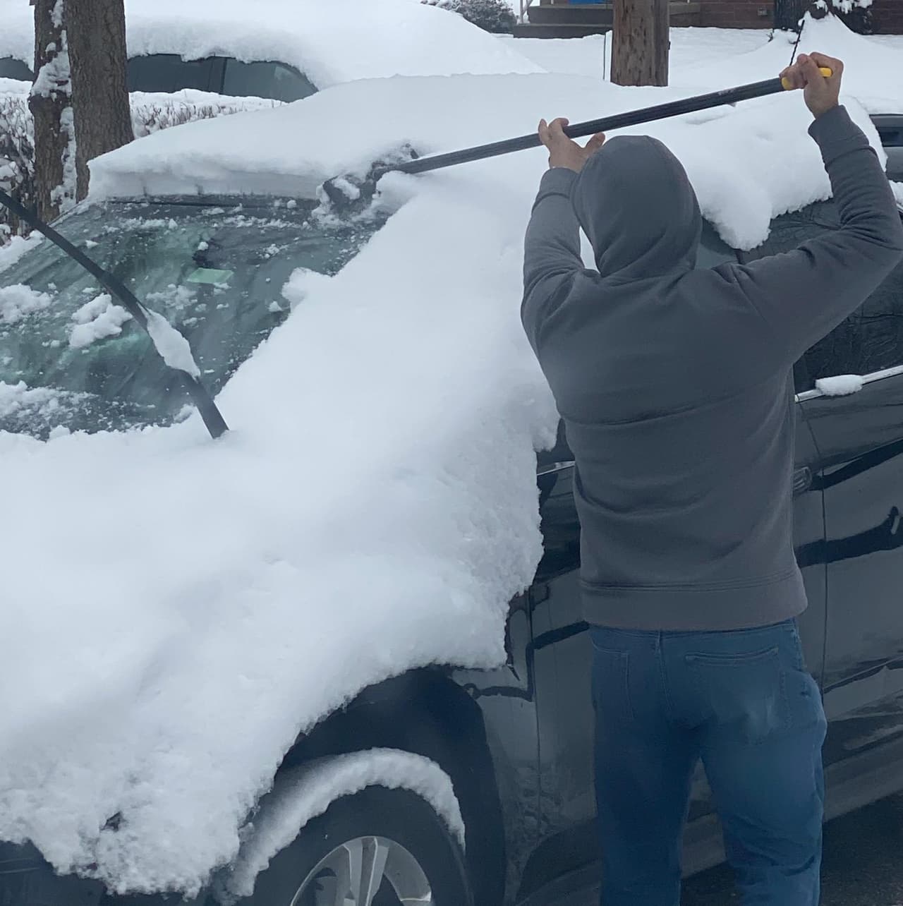 No olvides remover la nieve de tu automóvil antes de que se convierta en hielo.