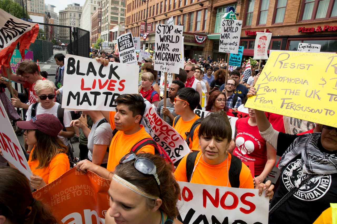 LUNES 18 DE JULIO. 1:59 PM. Por segundo día consecutivo los diversos grupos que vinieron a la ciudad a protestar, se unieron en una sola marcha que recorrió el centro de la ciudad. Una movilización más grande que la del domingo, y aún pacífica, fue controlada de cerca por la policía de Cleveland, ahora apoyada en la policía de Michigan y de Austin, entre otras. La marcha culminó en la Plaza Memorial, donde siguen agrupados gritando consignas.
