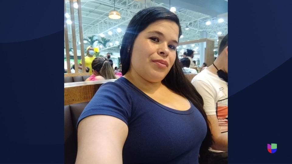 El incidente ocurrió durante una
<b>disputa entre dos hombres en el establecimiento donde Jenny laboraba.</b> Uno de los individuos sacó un arma y disparó, impactando a Jenny en el corazón. A pesar de ser trasladada a una clínica, lamentablemente no sobrevivió.