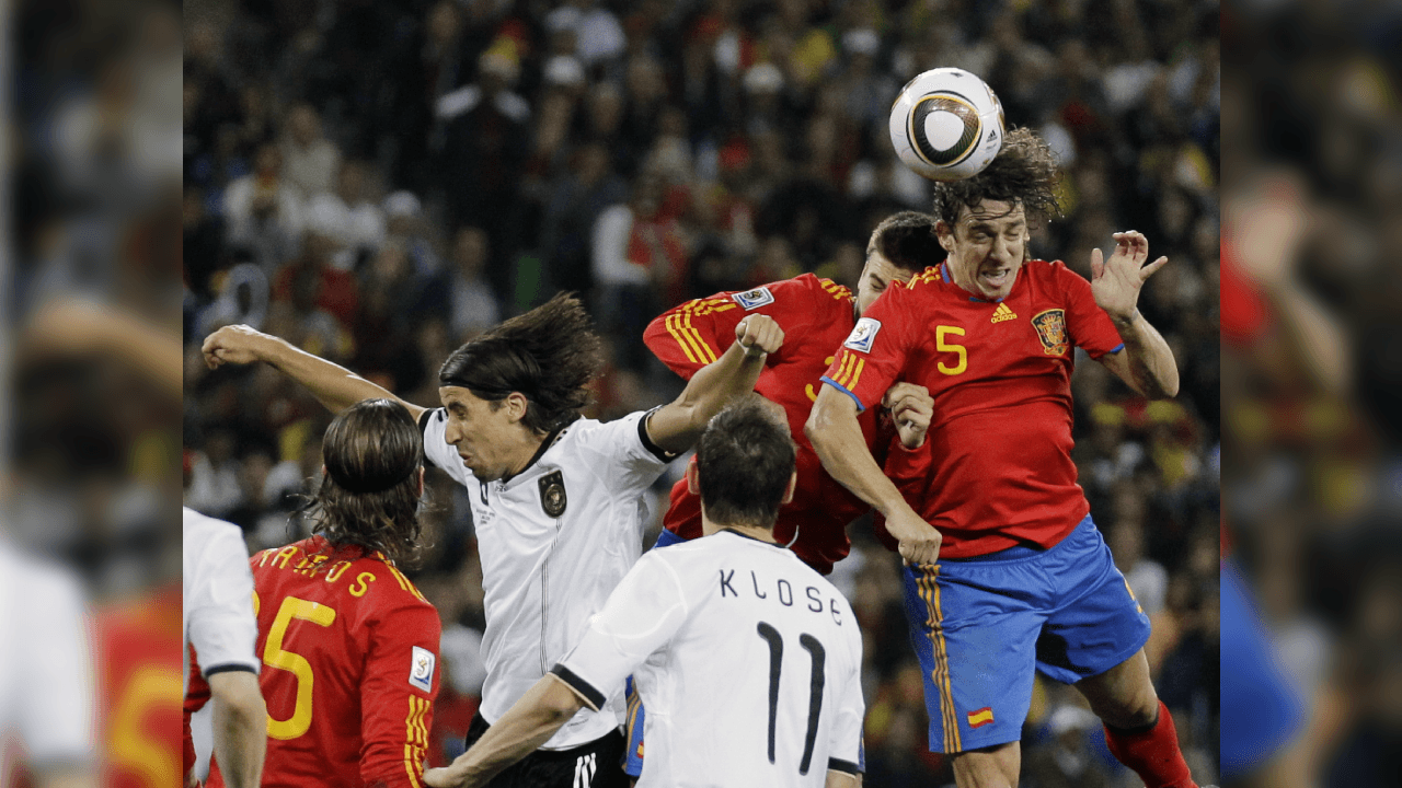 ¡Así se vivió a secuencia del gol de Puyol con la fórmula de los exjugadores del Barcelona! El defensor se elevó en una jugada prefabricada de tiro de esquina y con un testarazo puso el 1-0 al 72'.