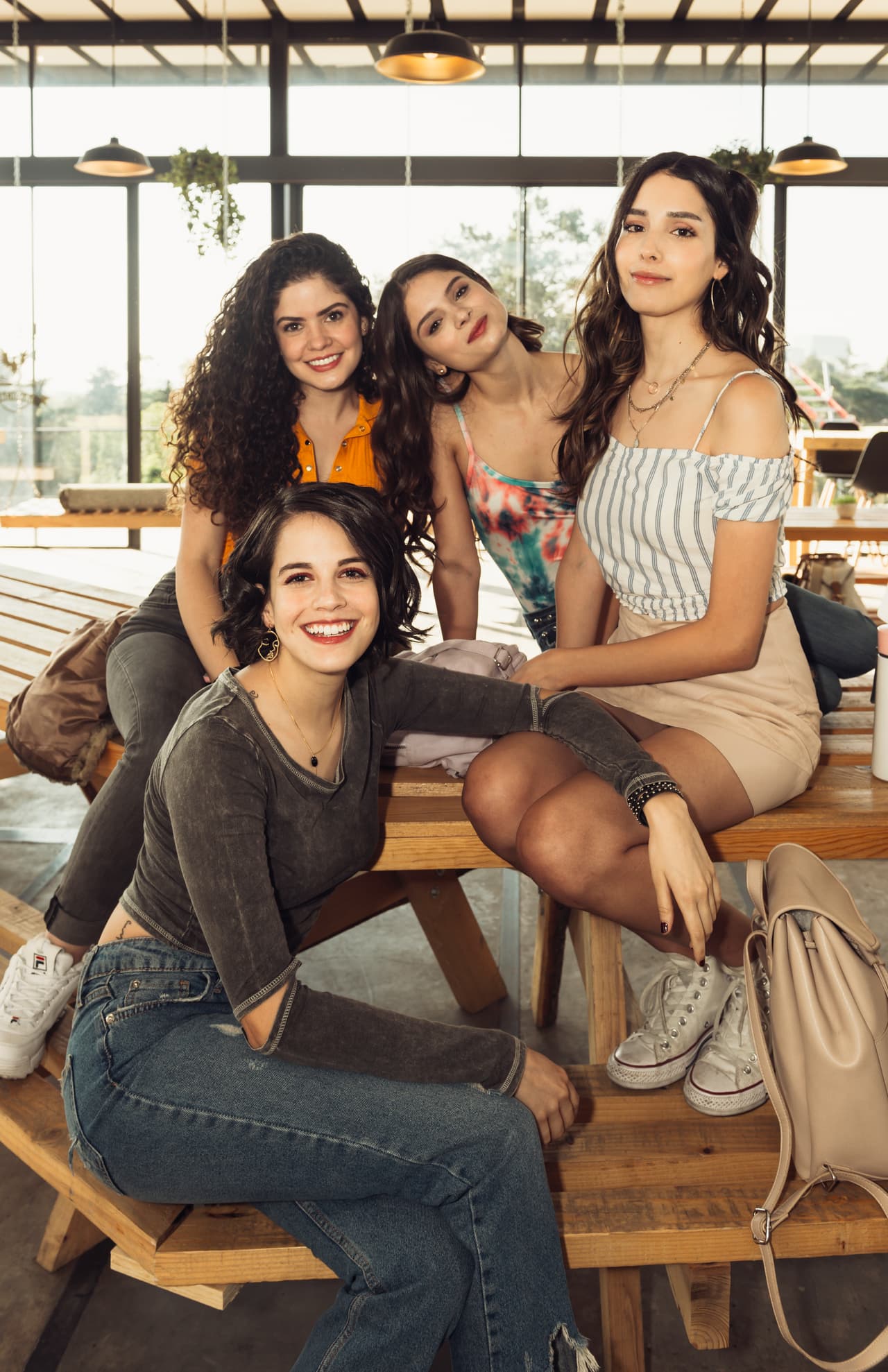 <b>'Control Z' (2020)</b>
<br>Ésta es una historia mexicana que sorprendió cuando incluyó el rol de Isabela de la Fuente. El relato de la adolescente más popular de la escuela y que es acosada cuando la escuela se entera que es una mujer trans cautivó al público.