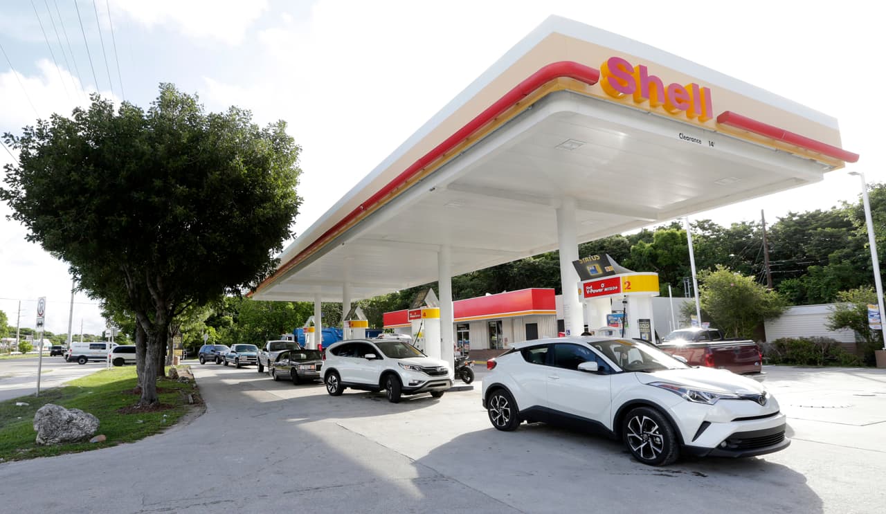 Automovilistas hacen larguísimas filas para conseguir gasolina en Key Largo, Florida. Irma ya causó detrozos en Puerto Rico y República Dominicana en las últimas horas.