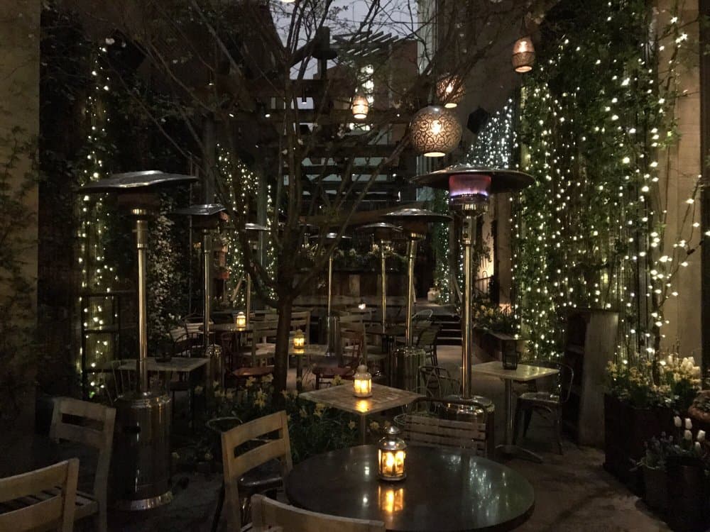 <b>Talula's Garden</b>
<br>Dirección: 210 W Washington Sq Philadelphia, PA. 19106
<br>Teléfono: (215) 592-7787
<br>Sitio web: 
<a href="http://www.talulasgarden.com">http://www.talulasgarden.com</a> 
<br>
<b><a href="https://www.yelp.com/map/talulas-garden-philadelphia">Cómo llegar</a></b>
<br>
<br>Un usuario de Yelp dijo: “Este es uno de esos lugares que te hace reconsiderar las críticas de 5 estrellas que le has dado a otros lugares, porque está en su propia liga. Cada aspecto de este lugar triunfó. La comida, el servicio y el ambiente son de primer nivel”.