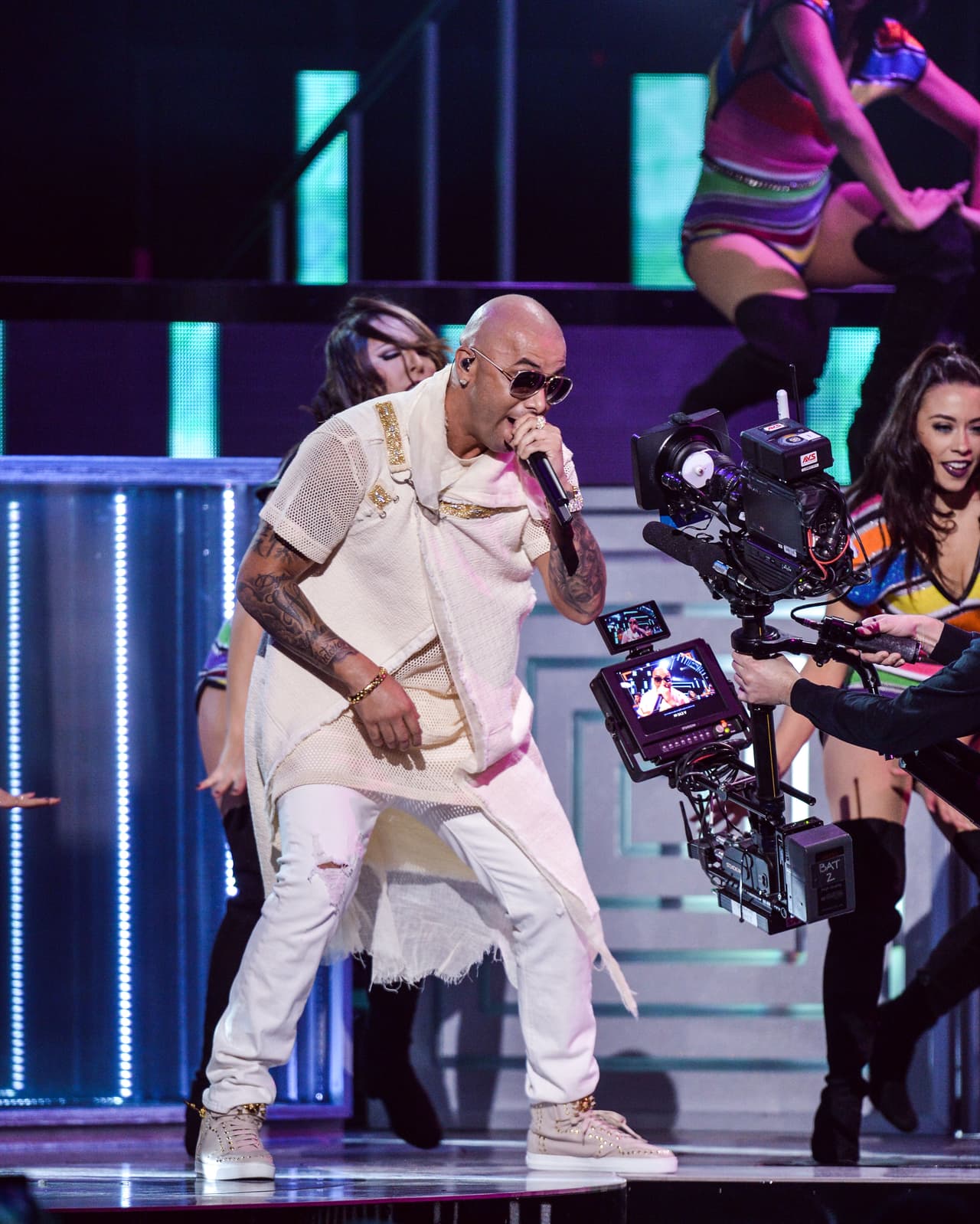 El reggaetonero interpretó su tema 'Vacaciones', y prendió la fuesta sobre el escenario.