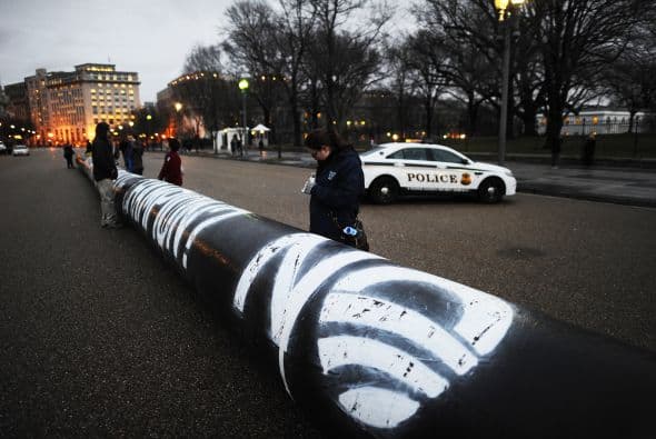 Activistas pusieron un globo en forma de pipa frente a la Casa Blanca para protestar la construcción de un oleoducto de Canadá a las refinerías del Golfo.