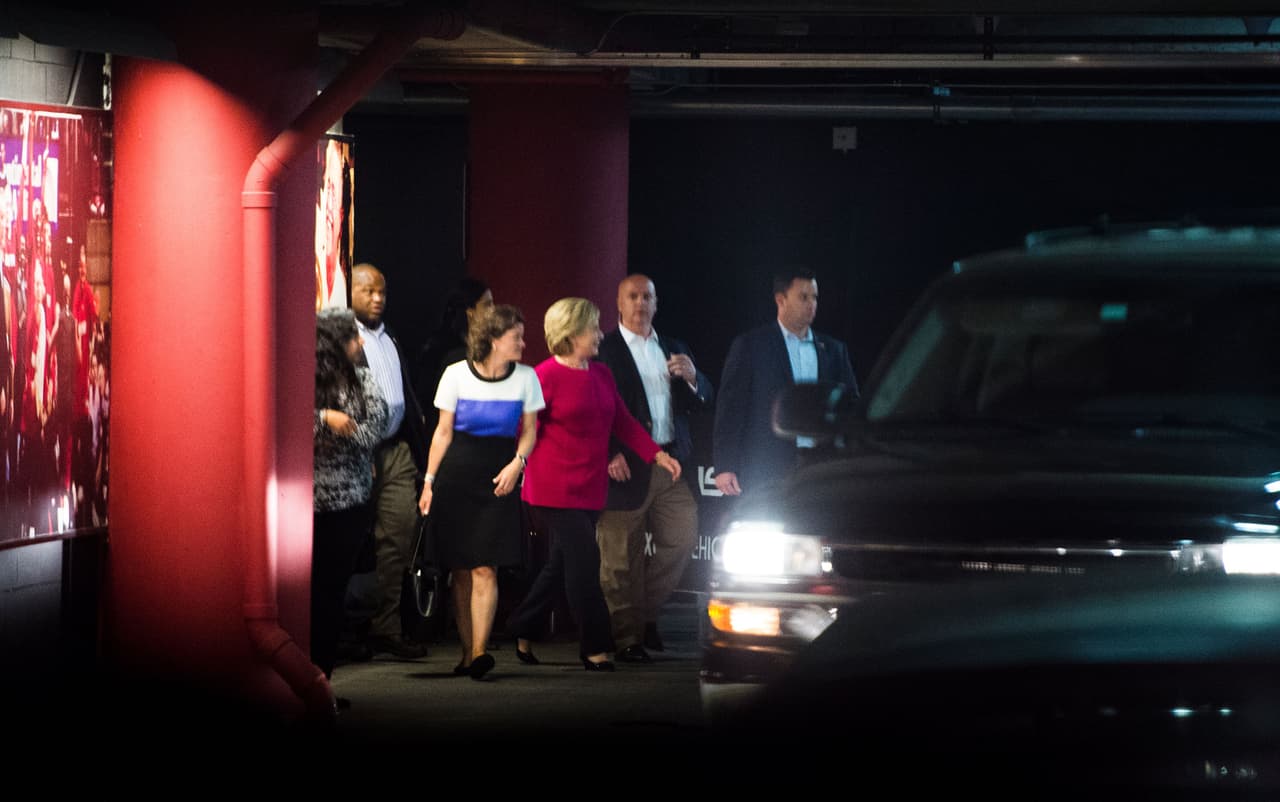 Hillary Clinton saliendo del concierto de Adele el 25 de octubre en Miami.