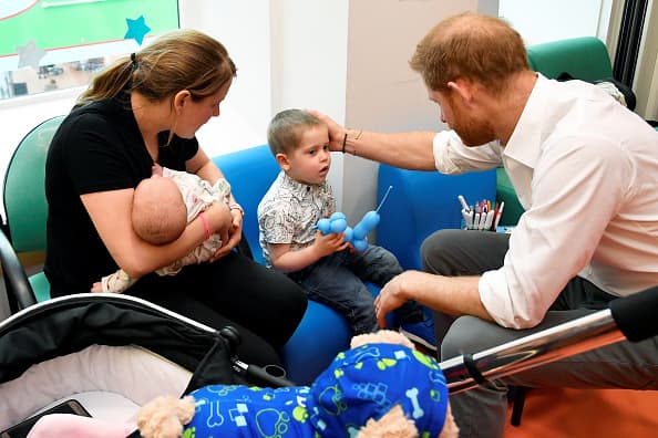 Durante su visita, el príncipe Harry se quitó el saco, jugó y tuvo 
<b>gestos de cariño con los niños</b> del hospital.