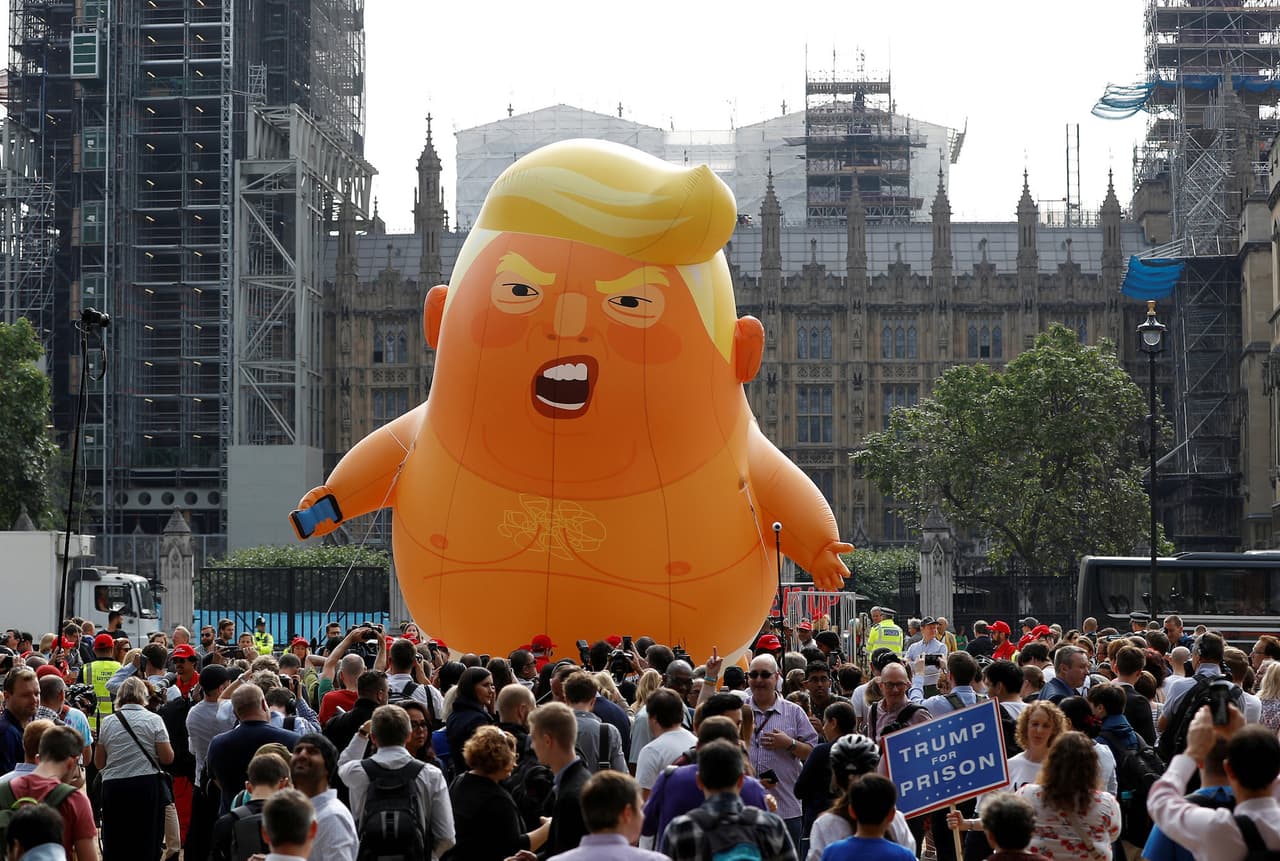 El globo gigante de 'bebé Trump' encabeza las protestas contra la visita del presidente a Reino Unido