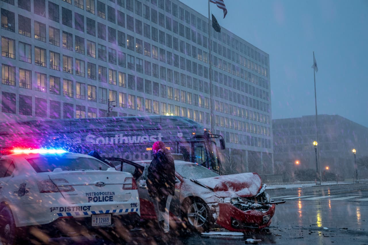 La policía atiende un choque múltiple en la avenida Independencia, en Washington D.C., donde la nieve y la lluvia han vuelto muy peligrosas las vías de circulación.