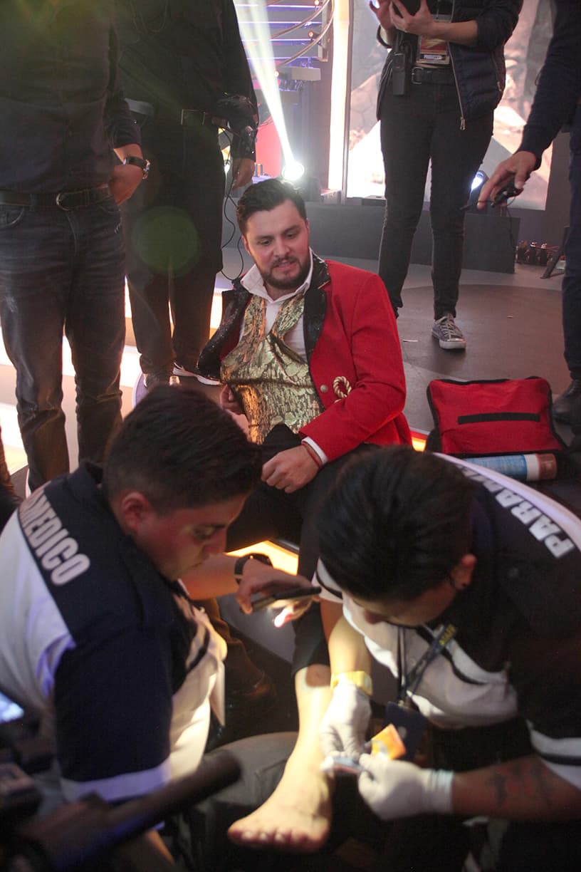 Los paramédicos le colocaron una venda para evitar que la torcedura tuviera mayores consecuencias.