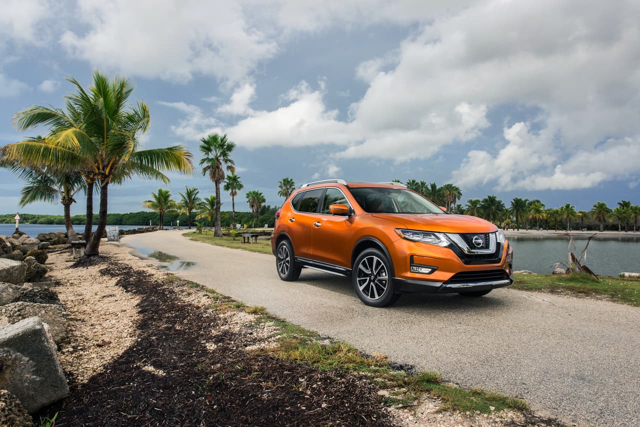 <b>Camionetas pequeñas</b>: La
<b>Nissan Rogue </b>es la tercera camioneta compacta más vendida del mercado y una de las más seguras, por lo que el IIHS le otorgó su premio ‘Selección Tope de Seguridad Plus’ para 2017.