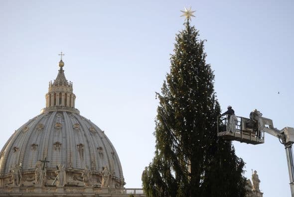 También en el centro de la Plaza otro grupo de obreros trabaja a marchas forzadas en el montaje de un Nacimiento gigante que este año será donado al papa Benedicto XVI por la sureña región italiana de Basilicata.