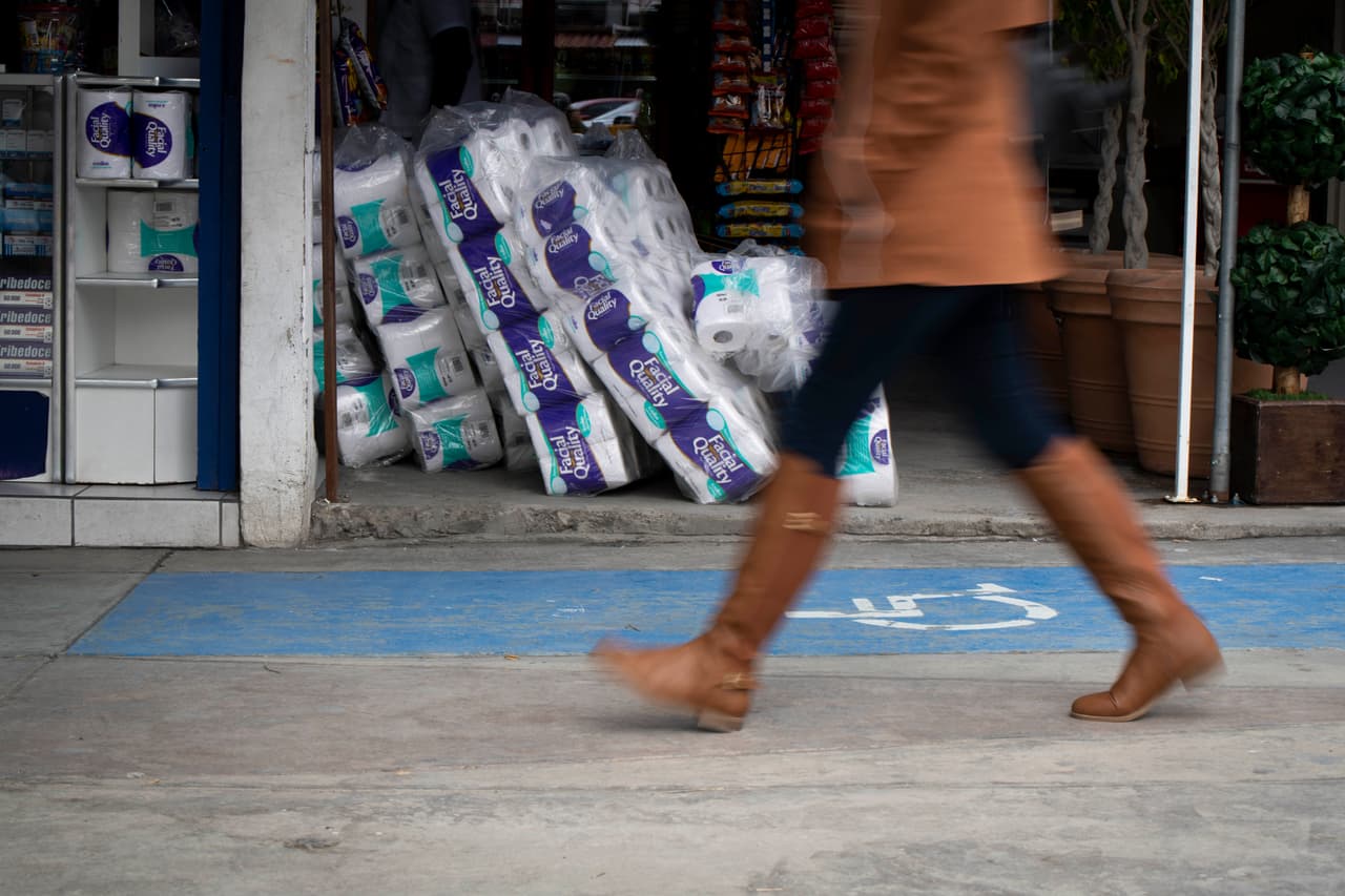 Una farmacia mexicana vende papel higiénico a los que van cruzando la frontera a los Estados Unidos.
<br>