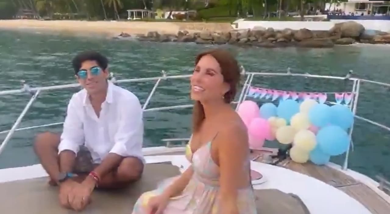 A bordo de un yate decorado con globos rosas, azules y blancos, los futuros papás pudieron definir si su
<a href="https://www.univision.com/famosos/andrea-escalona-embarazada-nombre-bebe-nina">"churrite"</a> como le llamaban a su bebé de cariño, es niño o niña.