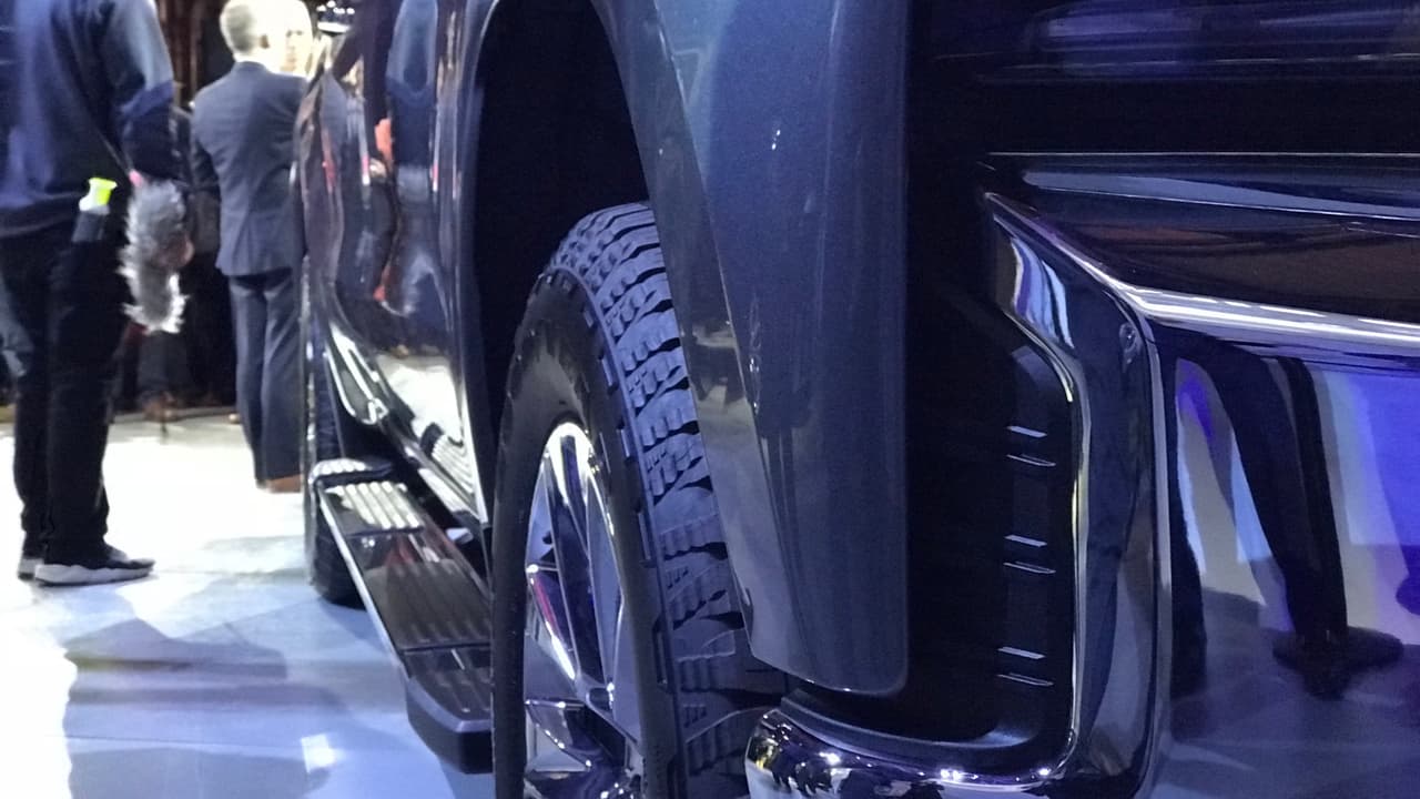 Estos
<b>alerones laterales</b> en las esquinas delanteras de la Chevrolet Silverado 2019 le dan un aspecto sofisticado y contribuyen a la eficiencia aerodinámica de la pickup.