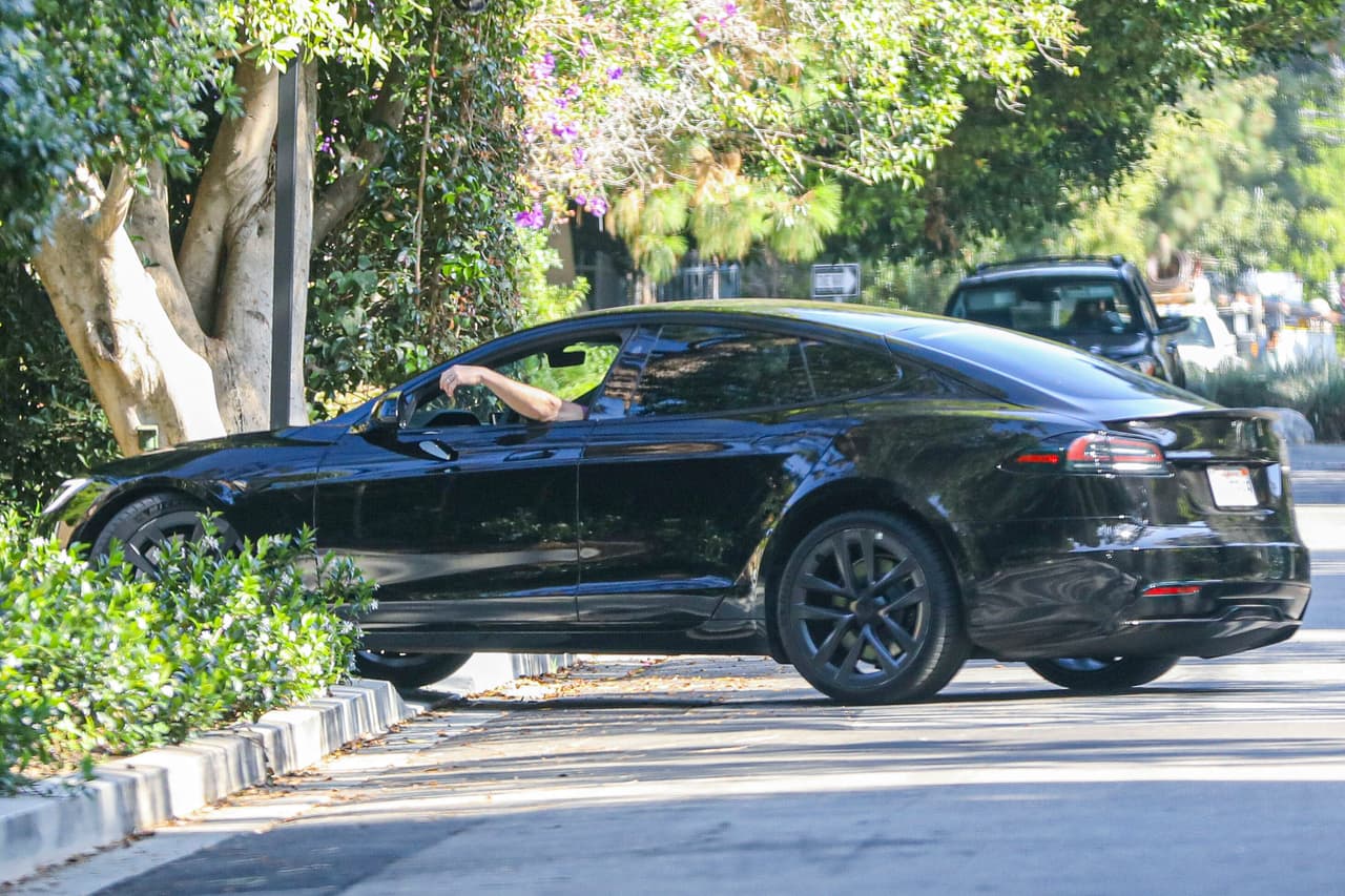 A JLo y Ben se les ha visto en varias ocasiones montados en el Tesla negro.
<br>