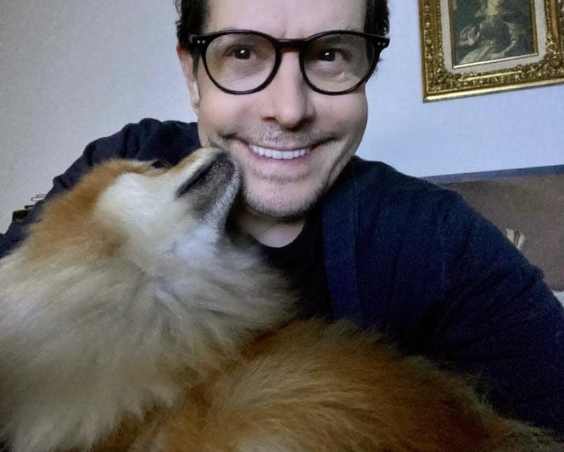 'Pepillo' se defendió de las acusaciones que lo señalan de haber ocupado el lugar de algún residente de Florida: "Son millones y millones de vacunados, y dicen que yo le fui a quitar una vacuna, o sea, y aparte dicen que los impuestos, yo he trabajado en Telemundo y he pagado todos mis impuestos. En Univision cuando estaba con Cristina Saralegui pagaba mis impuestos, en el hotel, en el restaurante, en donde quiera pagas un dineral de impuestos en Estados Unidos".
<br>