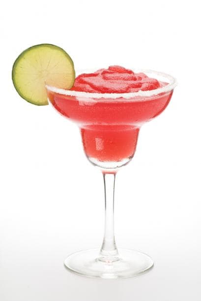 Además, 1 ramita de menta y 1 rebanada de limón. Cuélalo y sirve sobre hielo granizado. Adorna con una rodaja de lima.