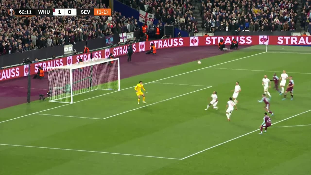 ¡TIRO ATAJADO! disparo por Manuel Lanzini.