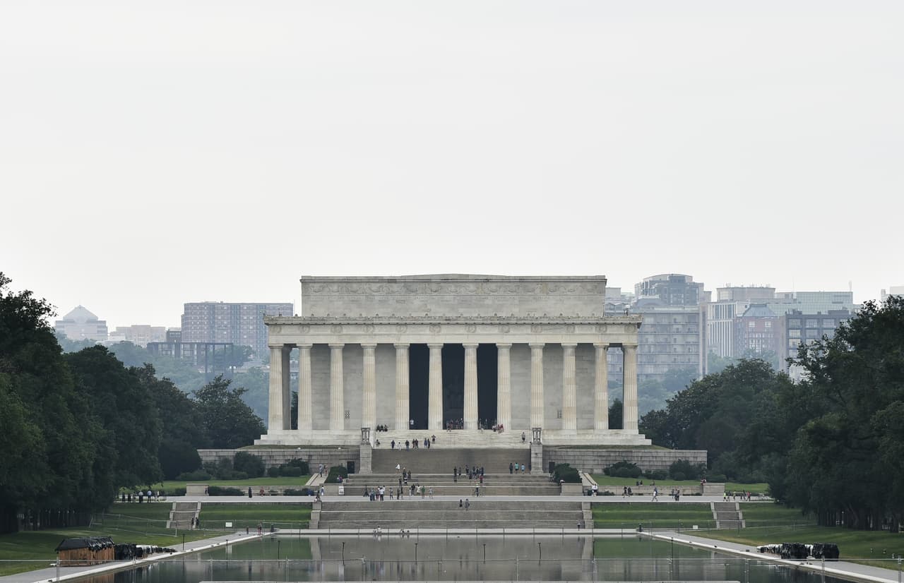 Vandalizan el icónico monumento al presidente Lincoln en Washington DC