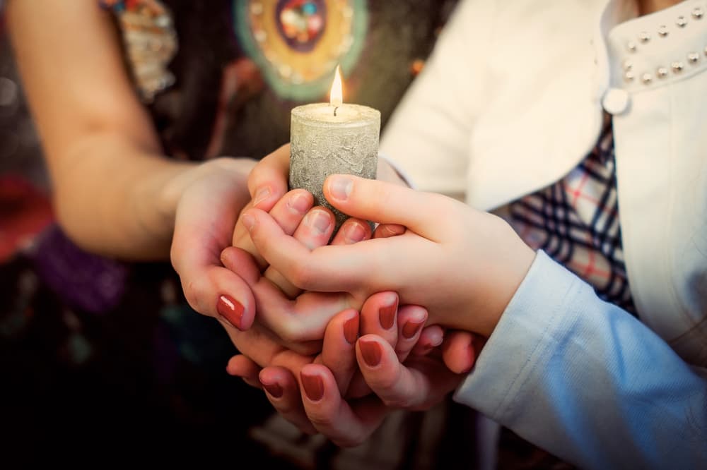 <b>Cómo utilizar correctamente la vela:</b>
<br>Antes de encenderla, hay que plasmarle una intención, para esto, coloca la vela entre tus manos, concéntrate y di: “Dios, con toda la fe, con toda la humildad, te pido que por favor escuches esta petición”.
<br>